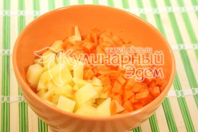 Картофель и морковь порезать кубиками. Достать окорочок из бульона. Овощи сбросить в кастрюлю и варить до полуготовности